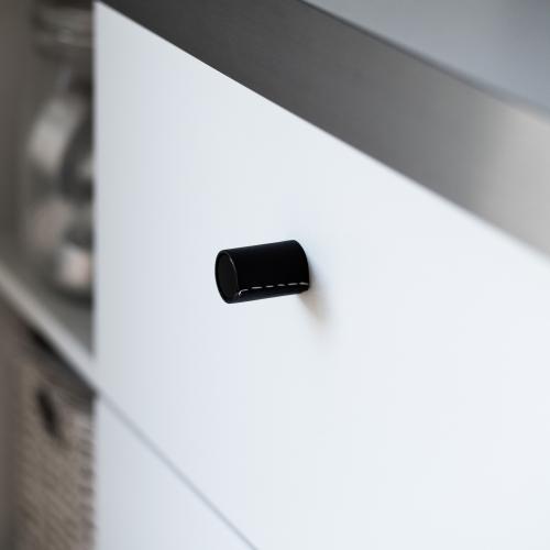 Läderknopp Svart metall Svart läder