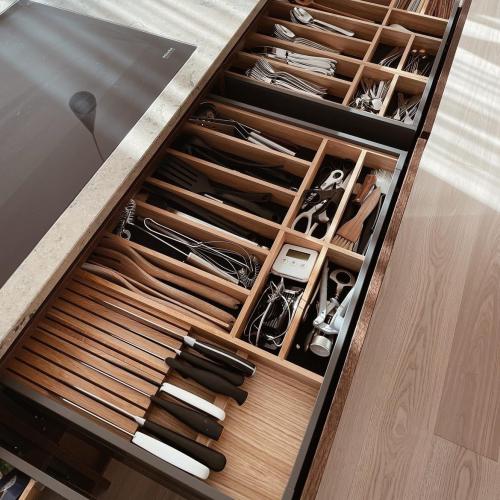 Kökslådor med ekinredning, besticklådor med köksredskap och knivförvaring i låda