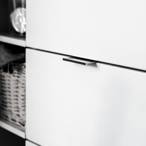 Profilhandtag i blank krom mot vit lucka och grå bänkskiva.