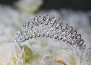 Tiara med pärlor och strass