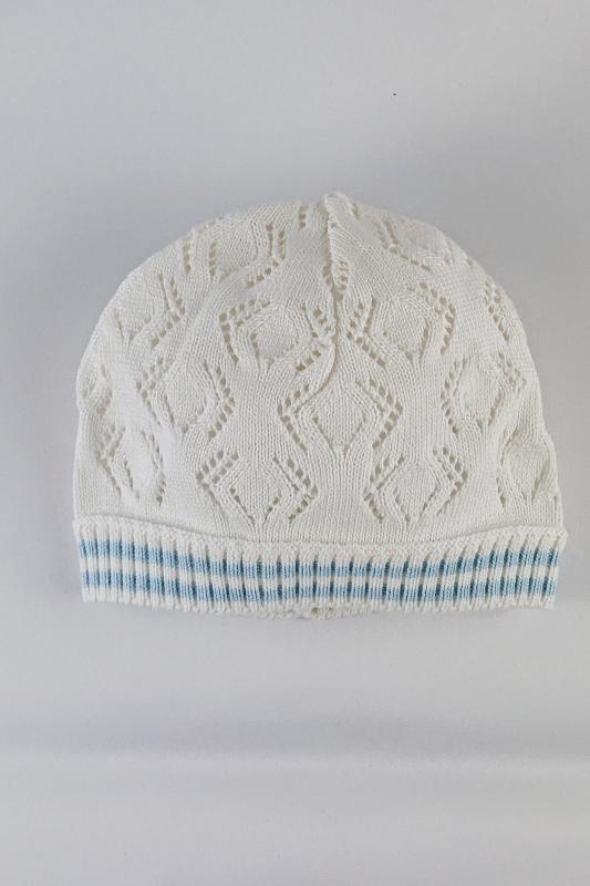 Stickad mössa i bomull - benvit