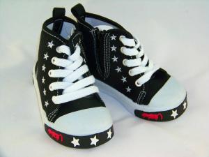 Höga svarta sneakers