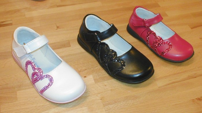 Skinnskor med glittrande hjärtor