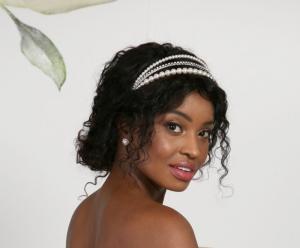 Glittrande diadem med pärlor och strass