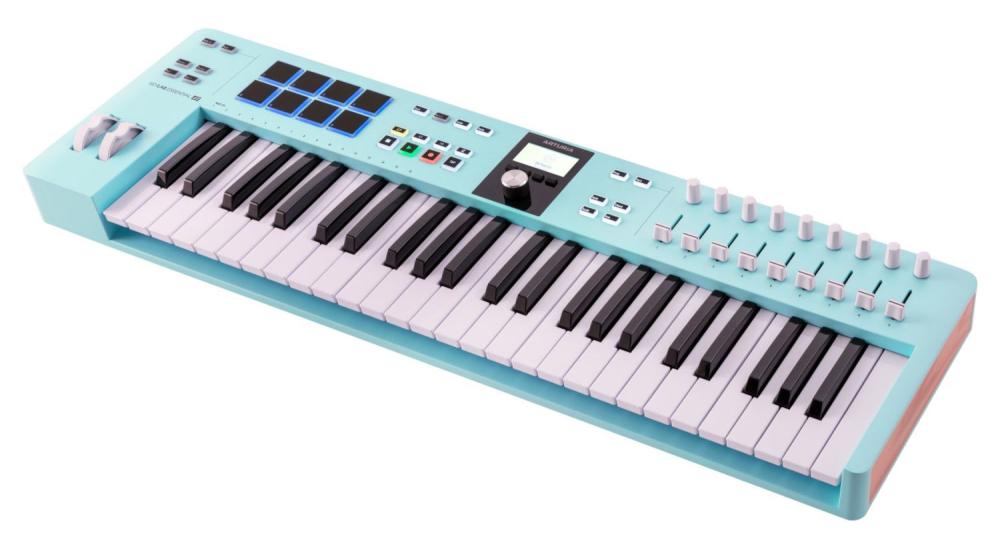 Arturia KeyLab Essential 49 mk3 MIDI-controller i aquamarine, snett framifrån