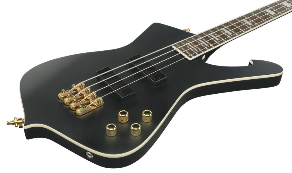 Closeup på Ibanez ICB620-BKF, liggandes, 4-strängad elbas i svart