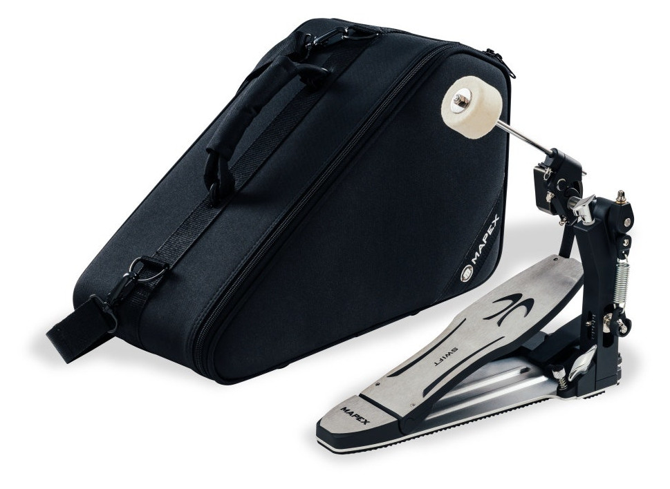 Mapex PDLSW1 Swift Bass Drum Pedal, snett framifrån med pedalväska