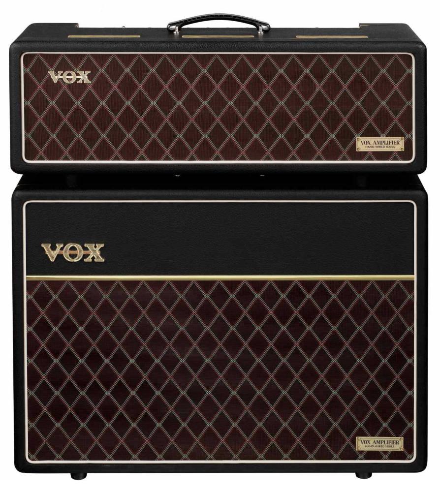 Vox AC30HWRH Hand-Wired, förstärkartopp, sittandes ovanpå en V212HWRX kabinett, sedd framifrån