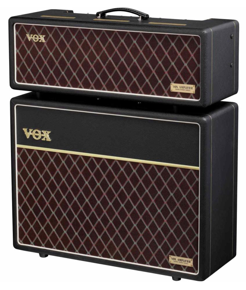 Vox AC30HWRH Hand-Wired, förstärkartopp, sittandes ovanpå en V212HWRX kabinett, snett framifrån