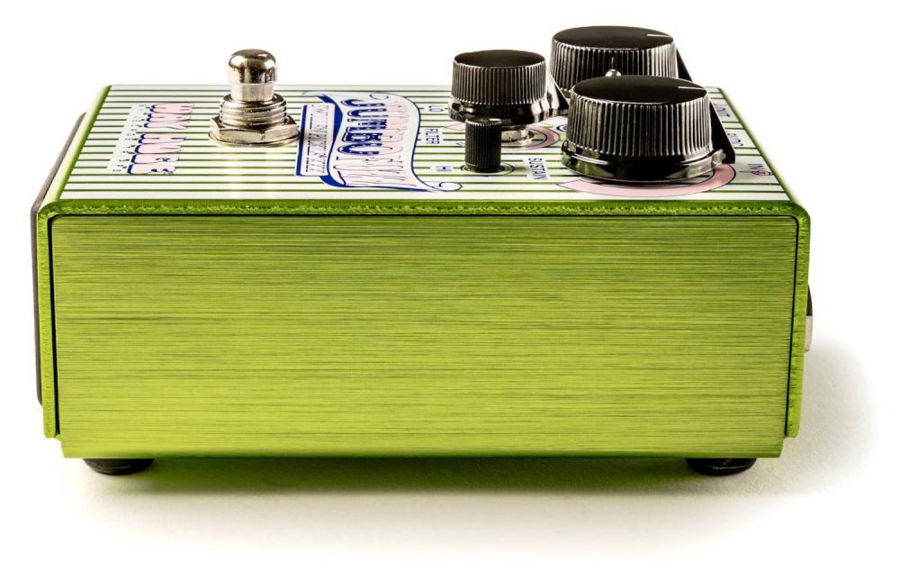 Way Huge Jumbo Fuzz Swollen Pickle XXX gitarreffektpedal, sedd från höger sida, med grönt randigt hölje, fem vred, crunch-switch och kromad footswitch.