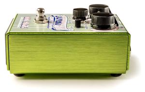 Way Huge Jumbo Fuzz Swollen Pickle XXX gitarreffektpedal, sedd från höger sida, med grönt randigt hölje, fem vred, crunch-switch och kromad footswitch.