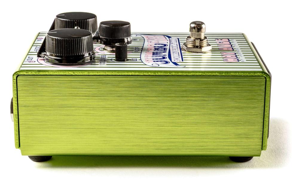 Way Huge Jumbo Fuzz Swollen Pickle XXX gitarreffektpedal, sedd från vänster sida, med grönt randigt hölje, fem vred, crunch-switch och kromad footswitch.