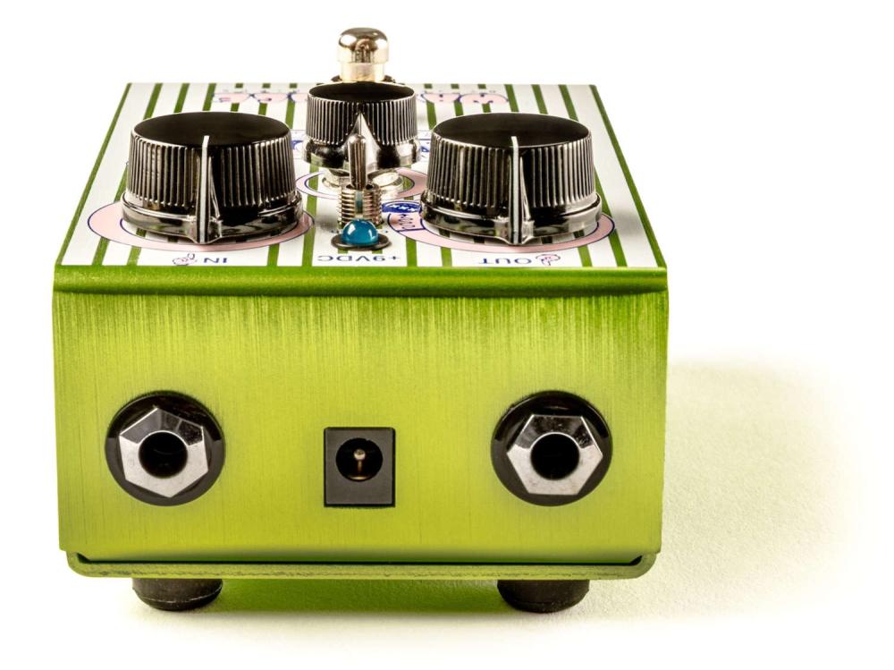 Way Huge Jumbo Fuzz Swollen Pickle XXX gitarreffektpedal, sedd bakifrån, med grönt randigt hölje, fem vred, crunch-switch och kromad footswitch.