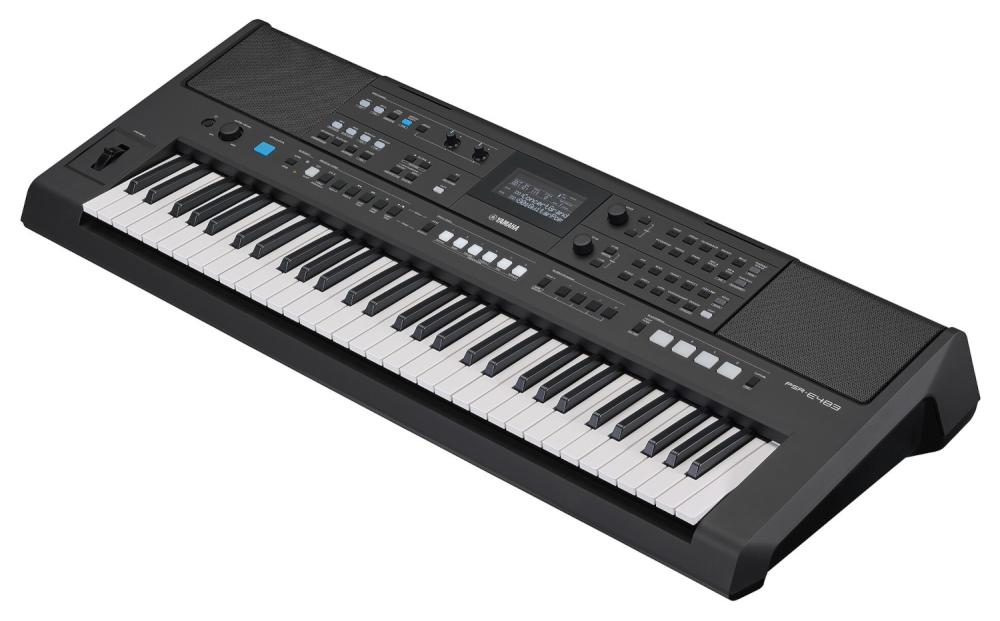 Yamaha PSR-E483, bärbart keyboard, sedd snett framifrån