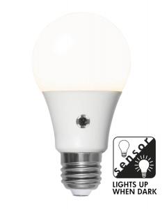E27 Normal Sensor Opal/Vit 8.2W 2700K 806lm LED-Lampa
