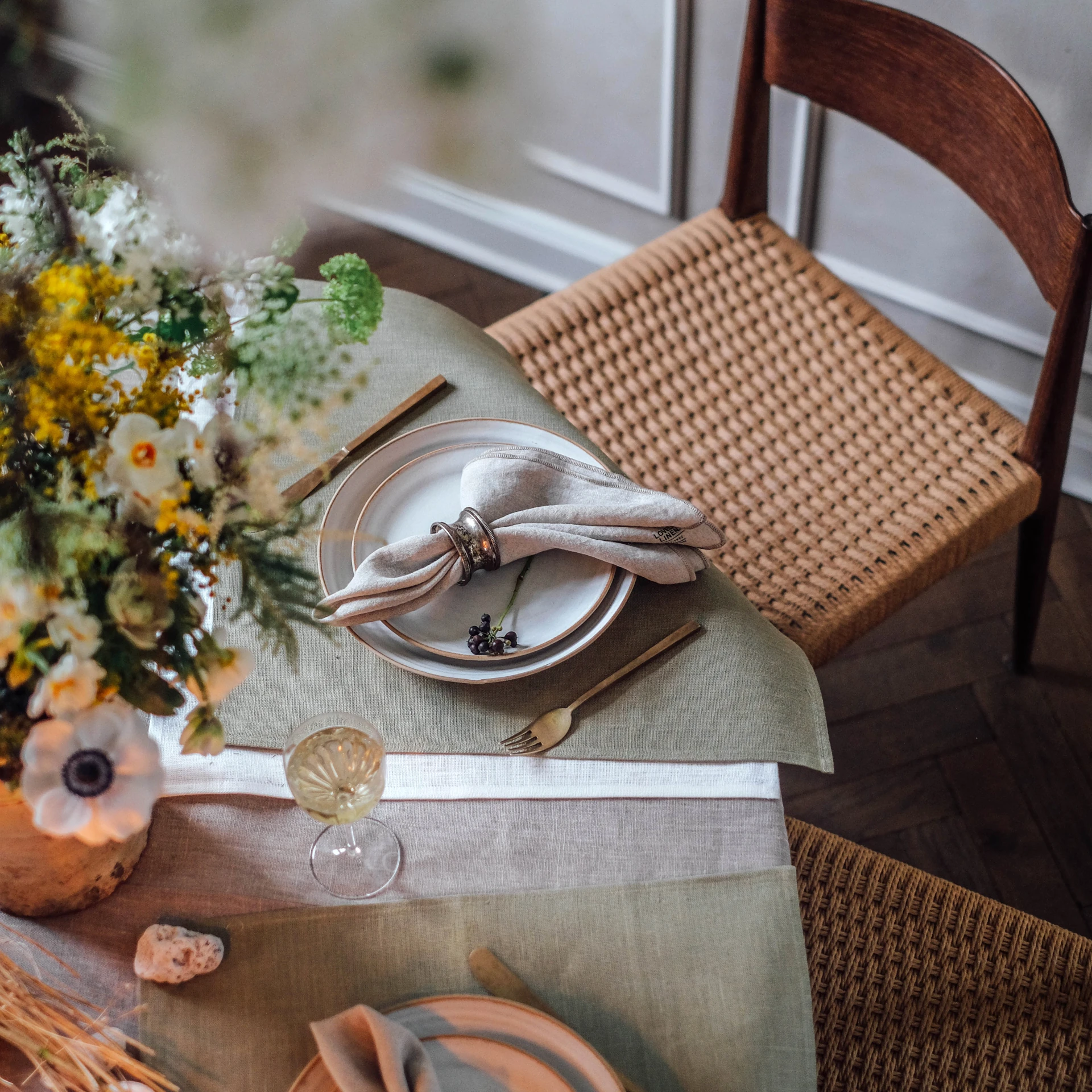 Lovely Linen bildstil med naturligt ljus och avslappnad dukning
