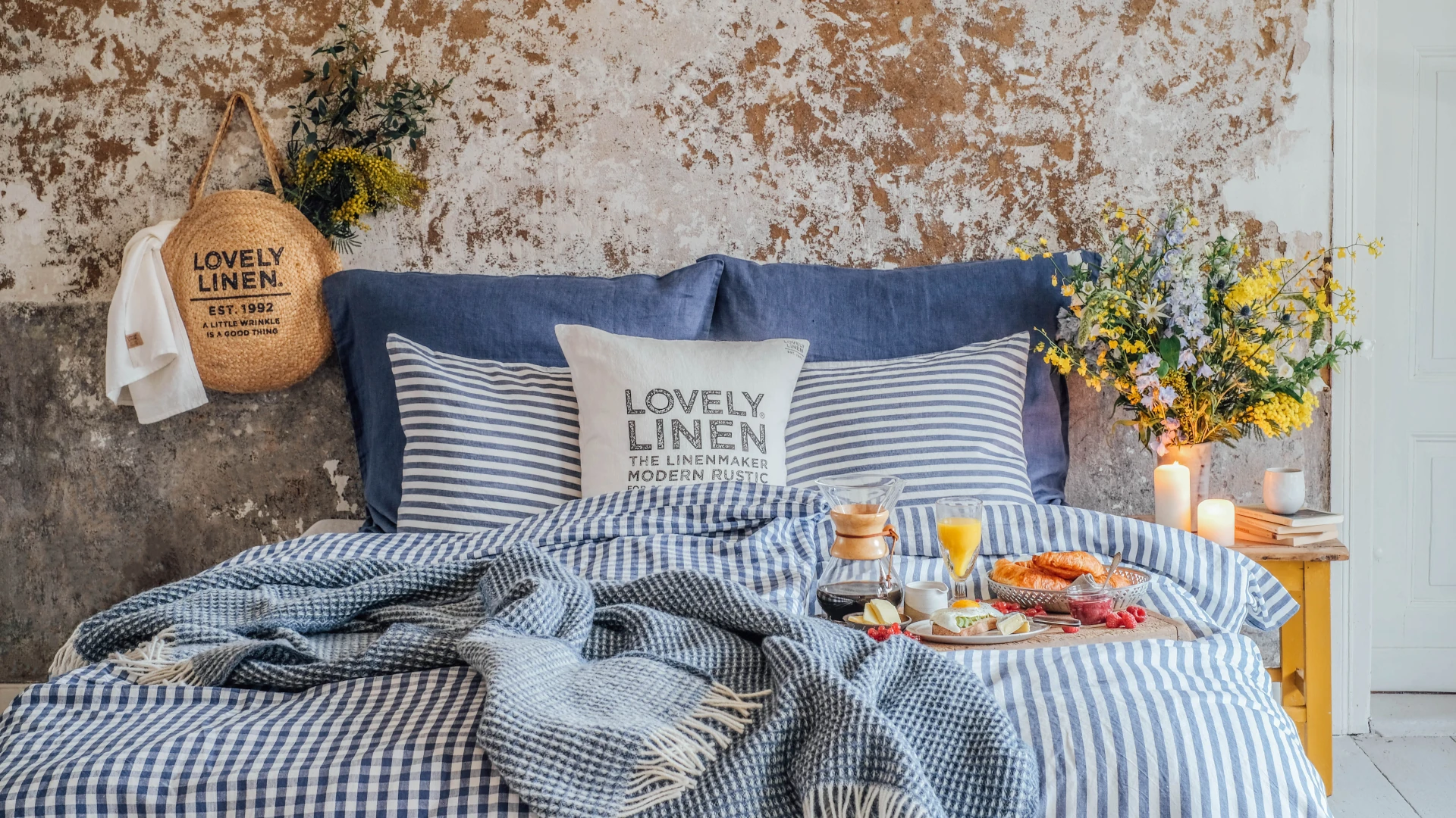 Bäddat säng i Misty Edge Denim Blue