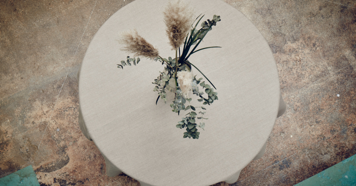 Runda bord, runda dukar – så skapar du en harmonisk dukning i linne