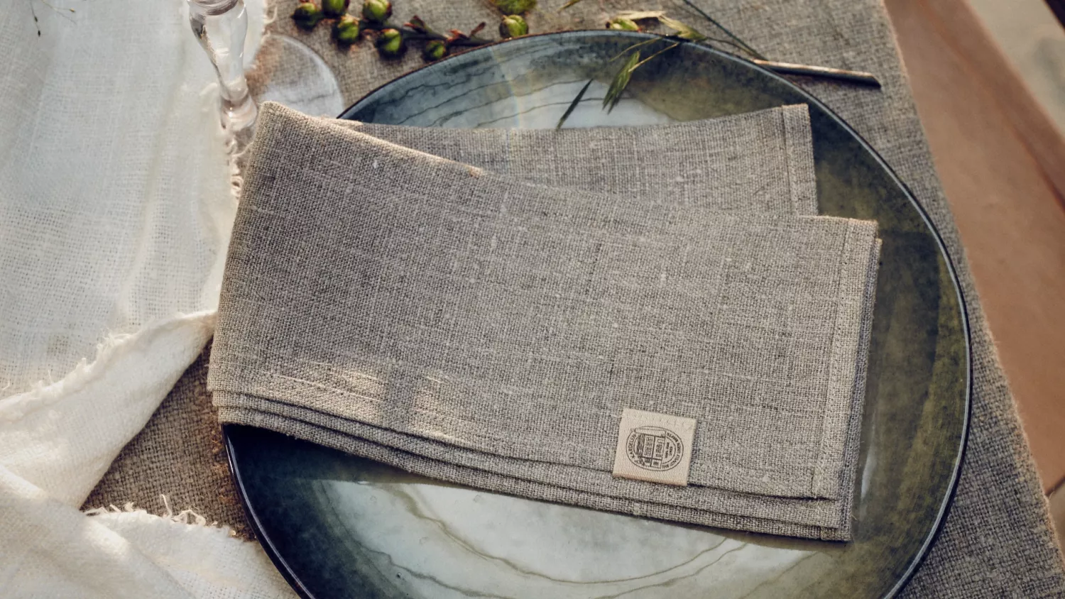 Classic – tidlös elegans i manglat linne Naturfärgade linneservetter