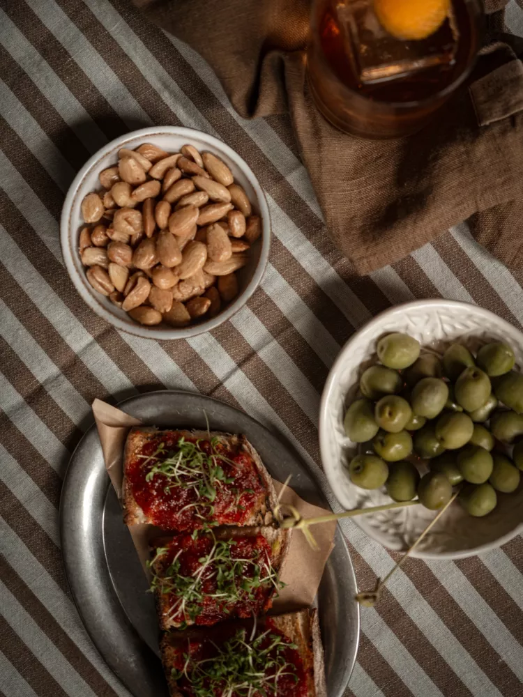 MISTY TABLECLOTH Edge Almond