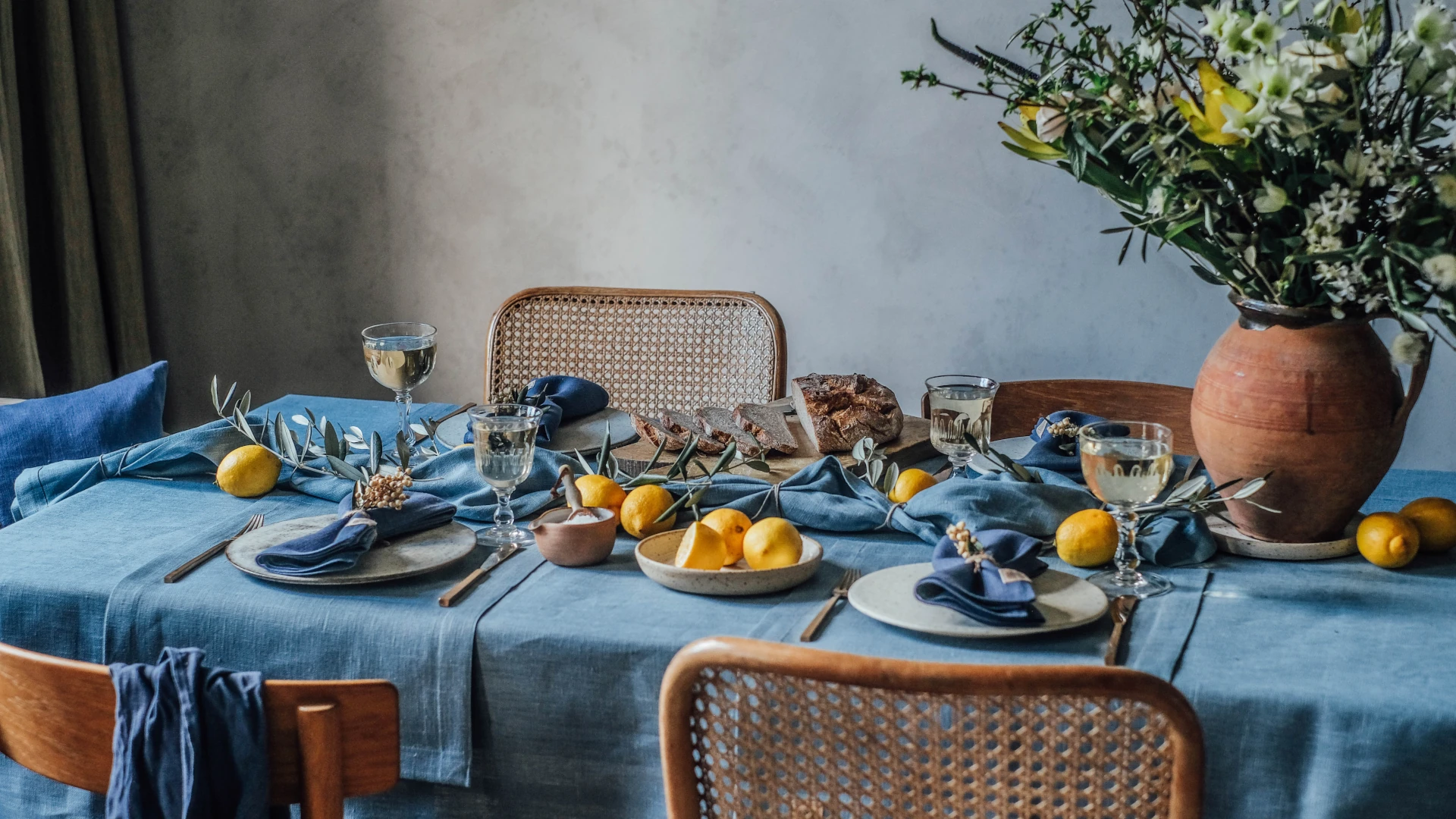 Dukat bord i Classic Blue