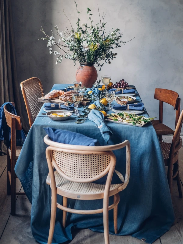 Dukat bord med bordslinne