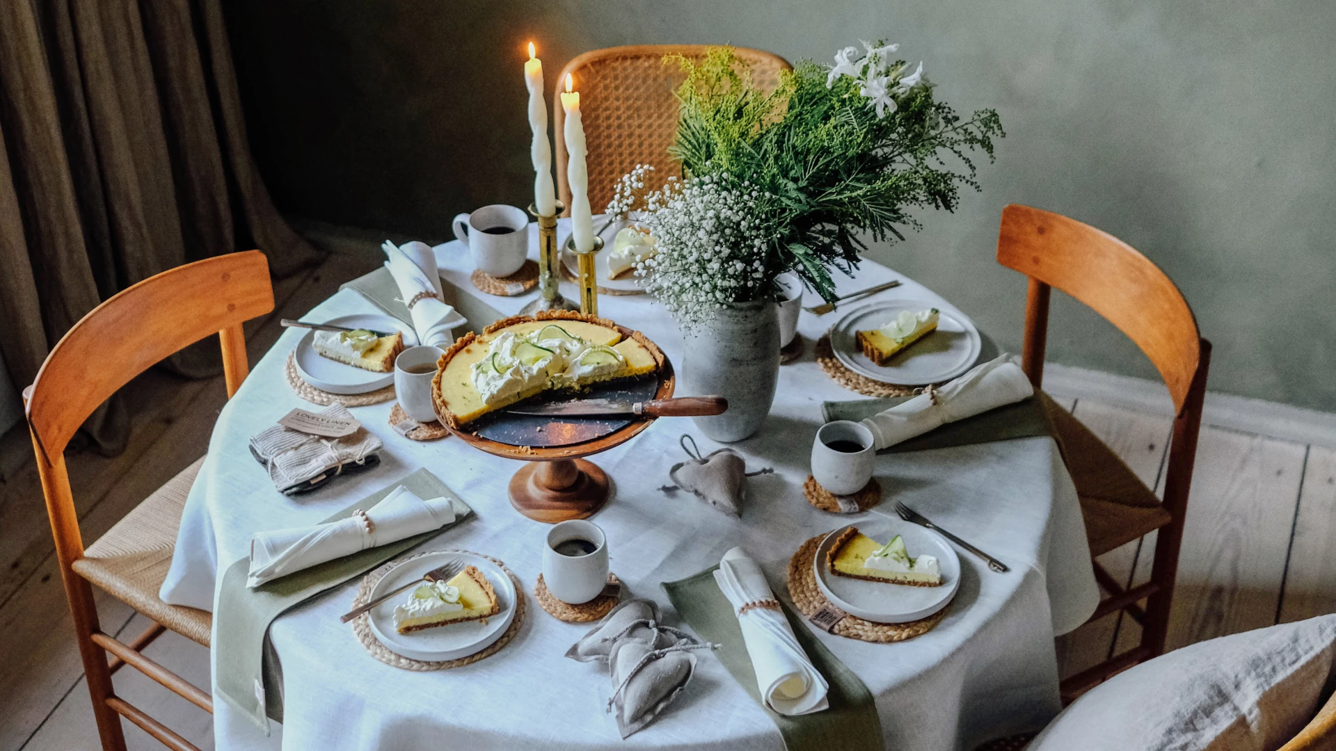 Rund linneduk på ett bord