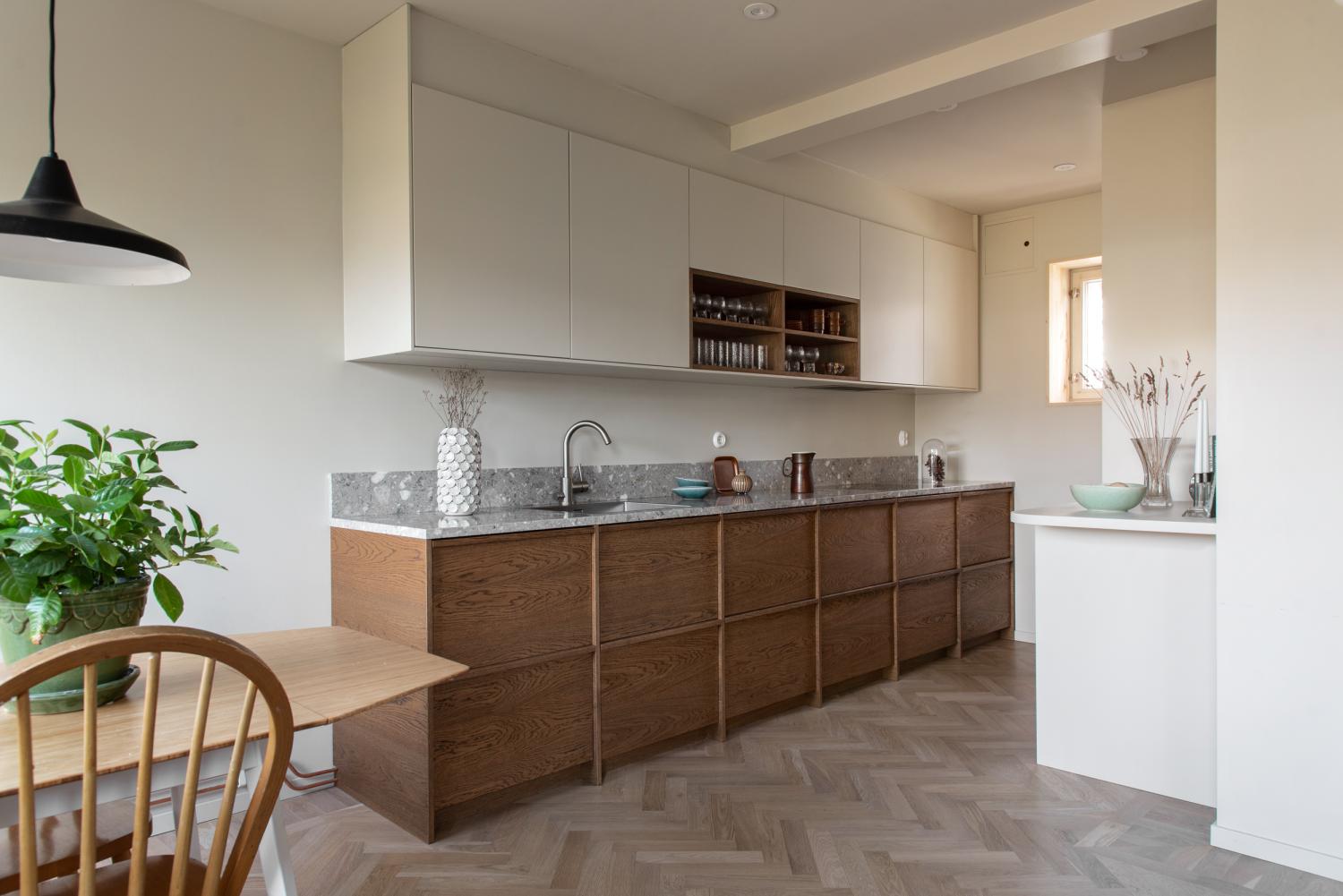 Dark Oak och lackat KEA kök