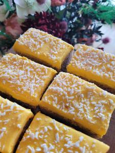 MJUK PEPPARKAKA med saffransfrosting