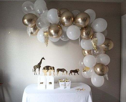 ballongbåge i guld och vita ballonger