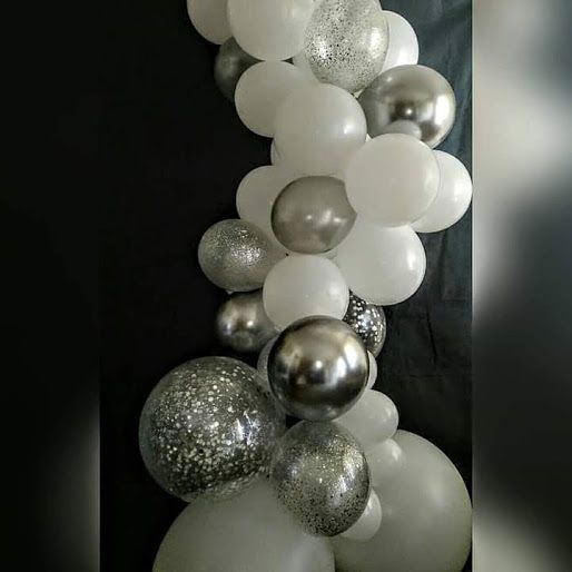 ballongbåge i vit och silver chrome