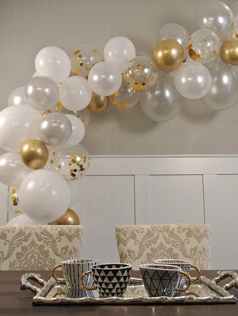 ballongbåge i vit silver och guld konfetti