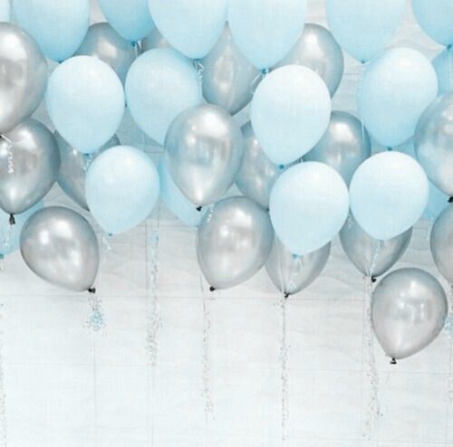 ballongbukett i pastell ljus blå och silver ballonger
