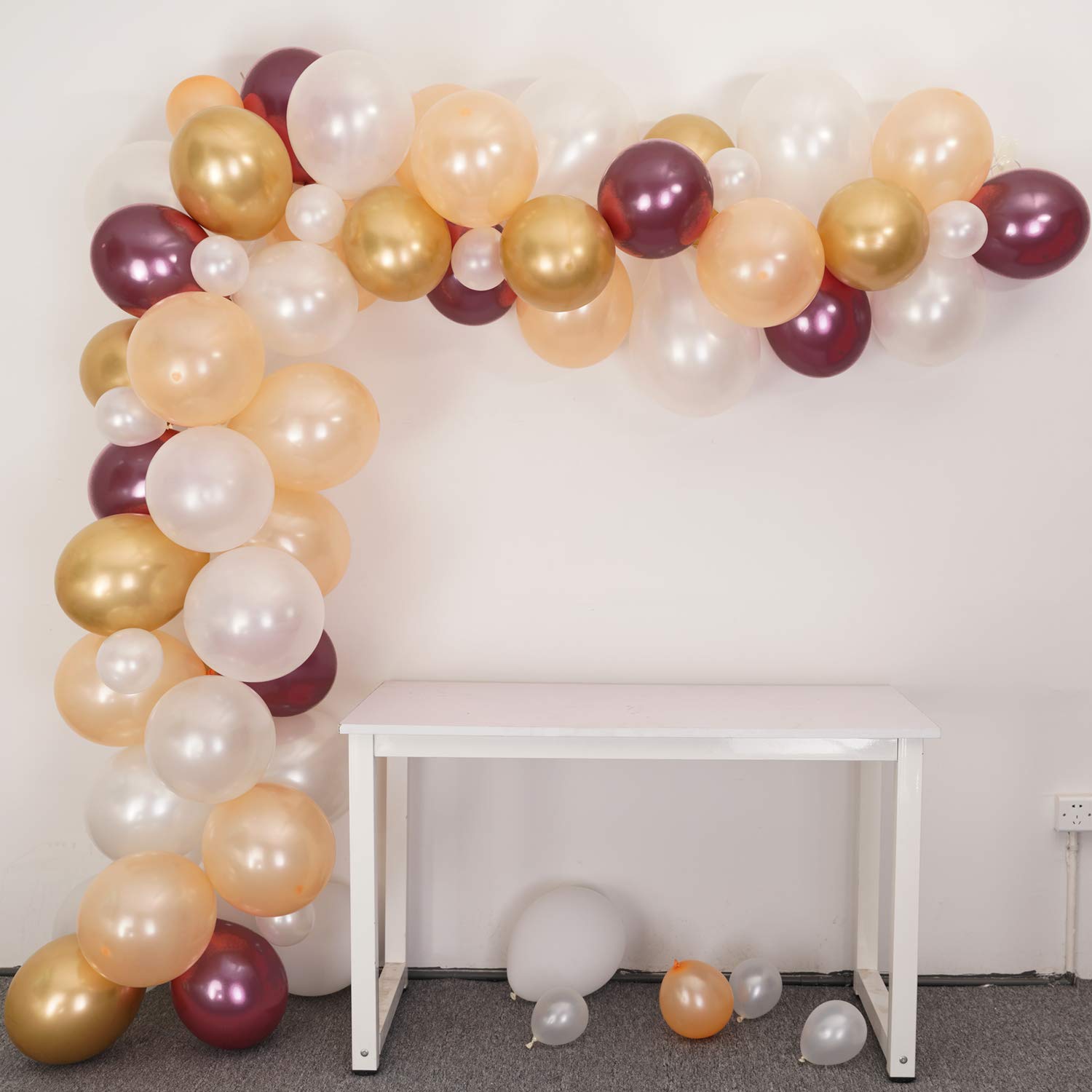 Ballongbåge i vinröd och metallic persika ballonger