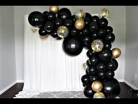ballongbåge i svart och guld konfetti