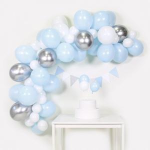 DIY Ballongbåge - Ljusblå, vita och silvriga ballonger