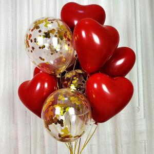 ballongbukett med hjärtformade röda ballonger och guld konfetti