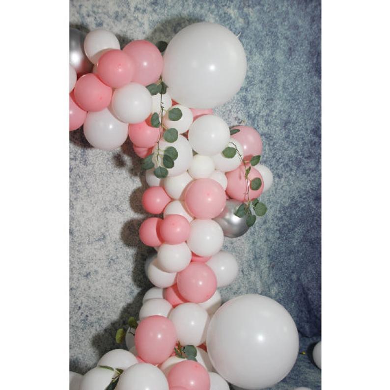 ballongbåge i pastell rosa och vit färg