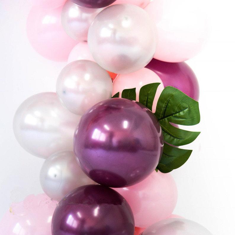 ballongbåge i rosa och vinröd med Love folieballong