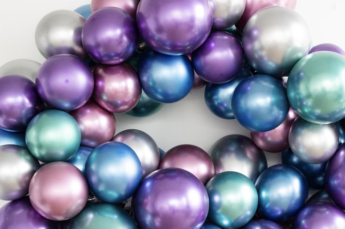 ballongbåge i färgrik chrome ballonger