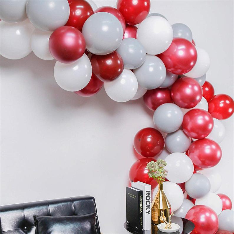 ballongbåge i vinröd och gråa ballonger