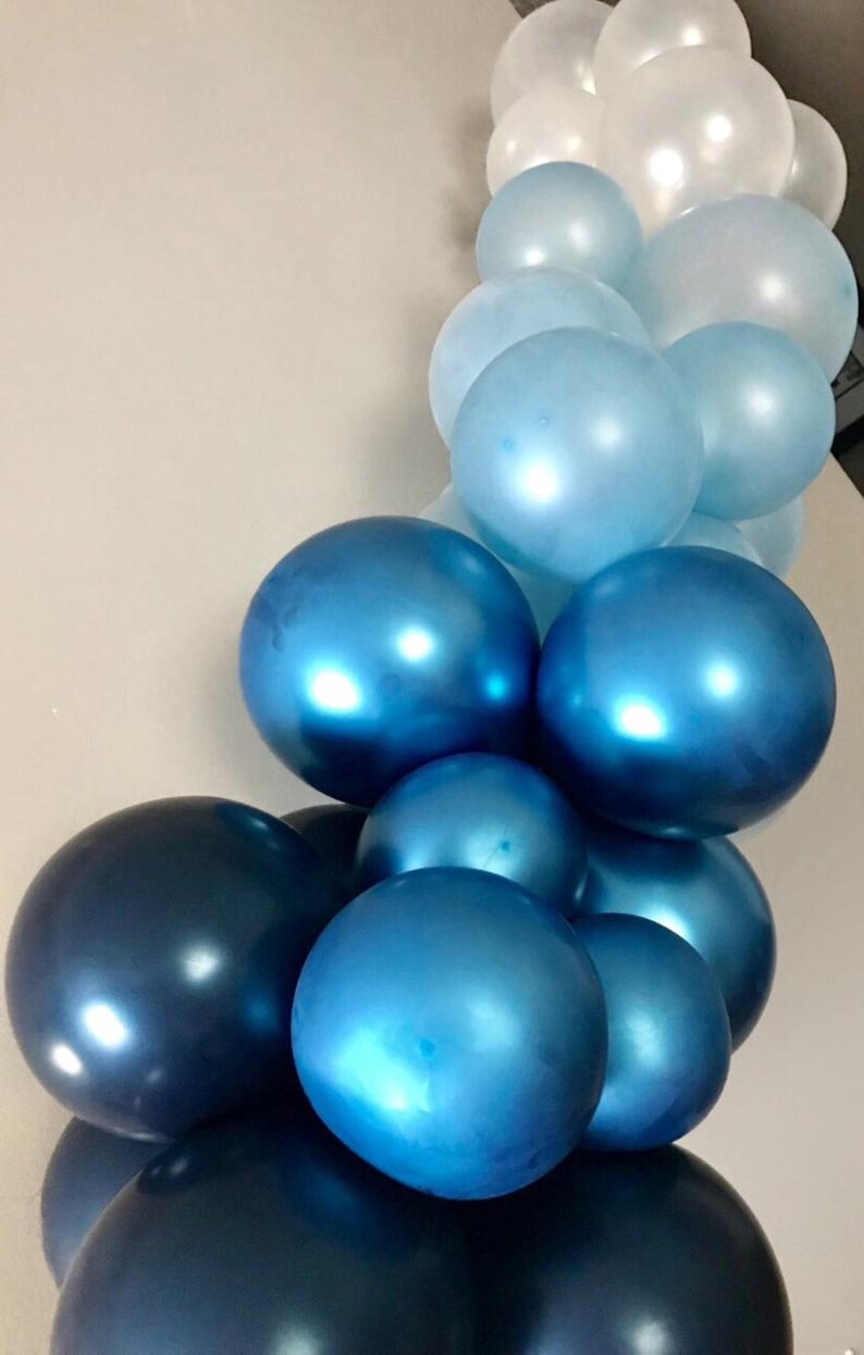 ballongbåge i ljusblå och pärlemor metalliska ballonger