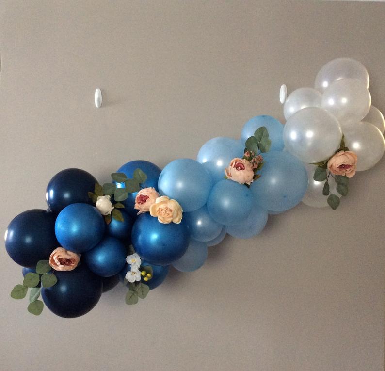 ballongbåge i ljusblå och pärlemor metalliska ballonger