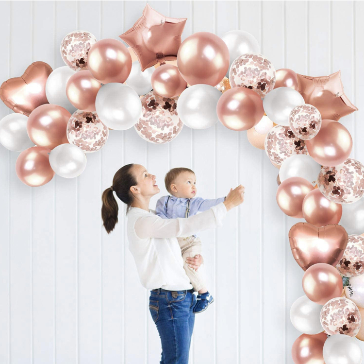 ballongbåge i roseguld och pärlemor ballonger