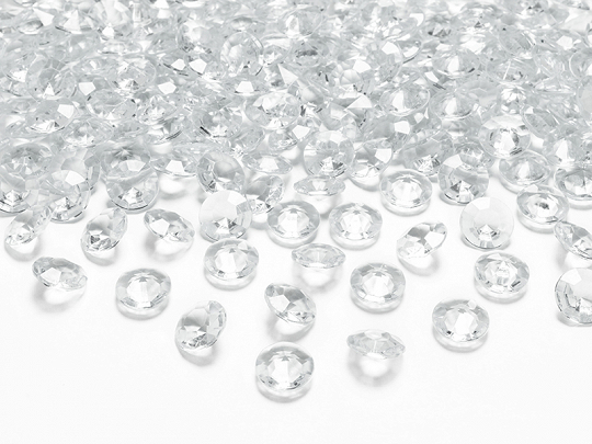 Kristalldiamanter mot vit bakgrund