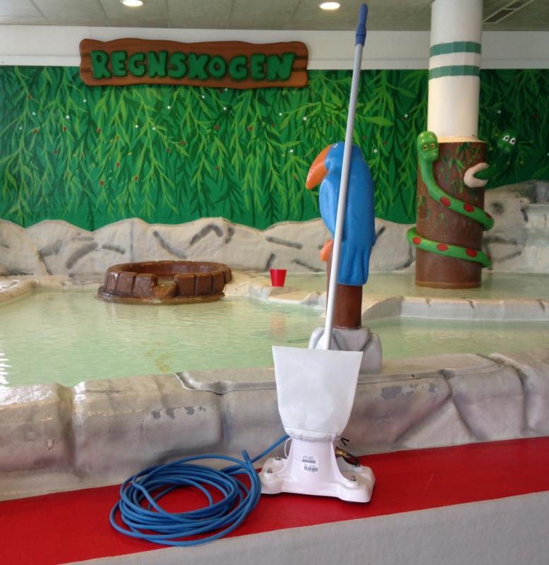 Pool bottom cleaner for Rodeco pools