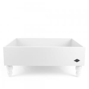 Vit hundsäng i trä med svarvade vita ben. Tillverkad i Sverige av Miwo Design.