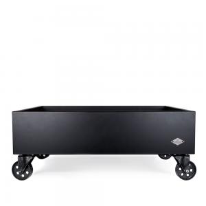 Svart hundsäng i industriell stil tillverkad i trä med svartlackerade hjul i järn. Svensktillverkad av Miwo Design.