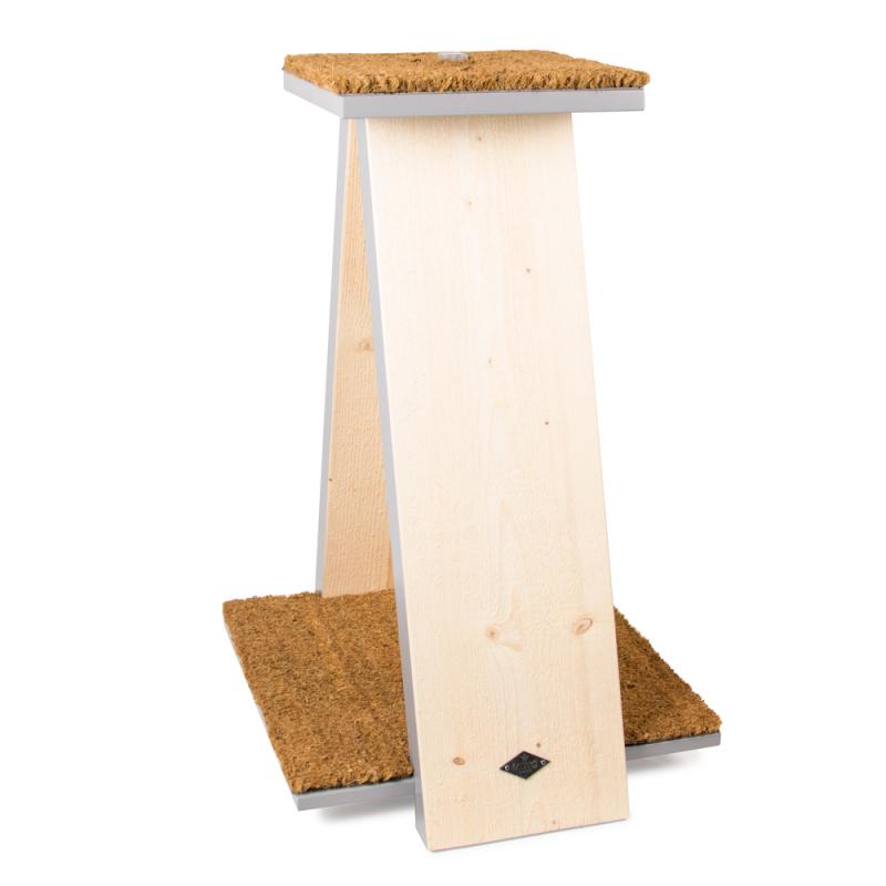Snygg klöspelare för katt svensktillverkad av Miwo Design. Byggt i trä med utkikstorn och klösbräda i kokosborst.