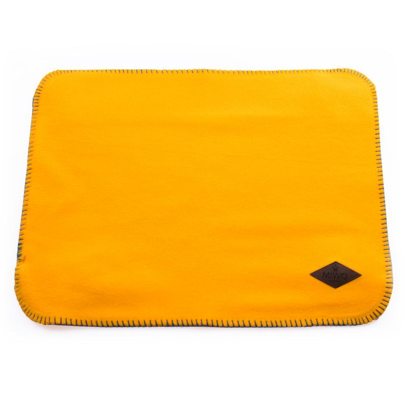 Hund- och Kattpläd i orange med utmärkt förmåga att transportera bort fukt och hålla katten torr